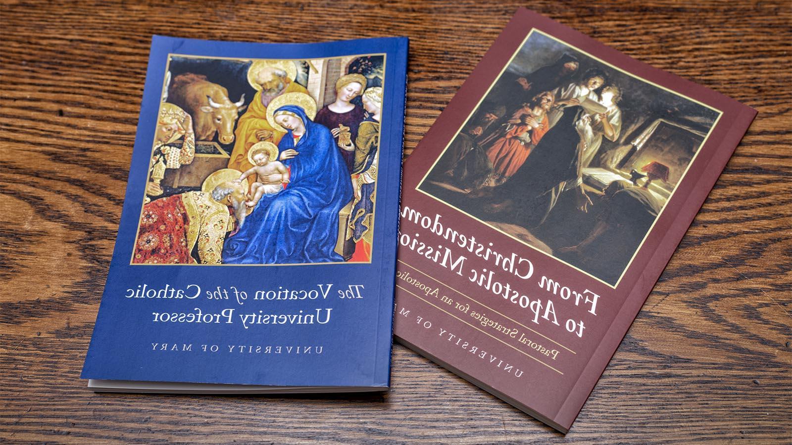 《从基督教世界到使徒使命》和《天主教大学教授的使命》放在木桌上.